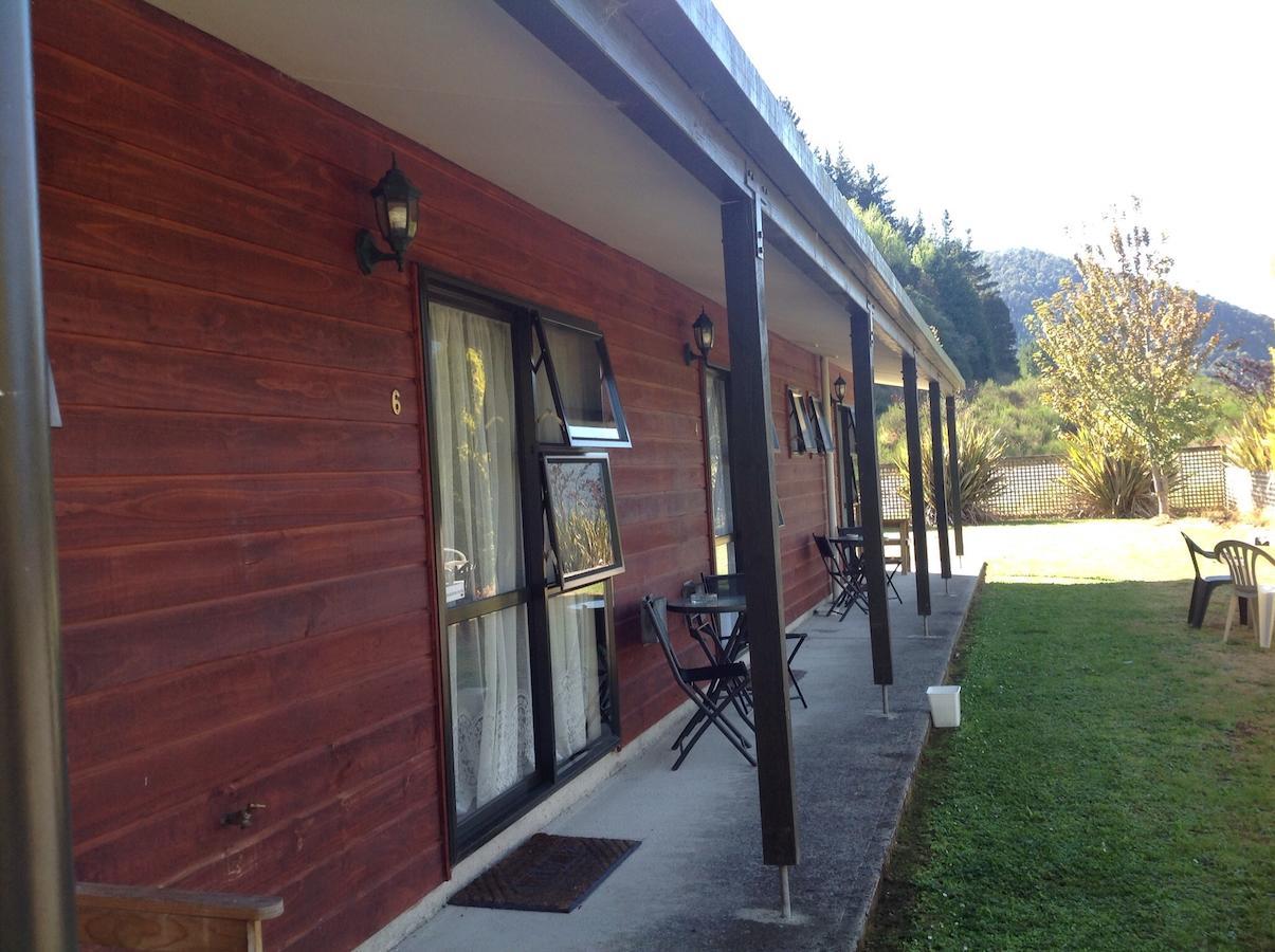 Owen River Tavern&Motels Buitenkant foto