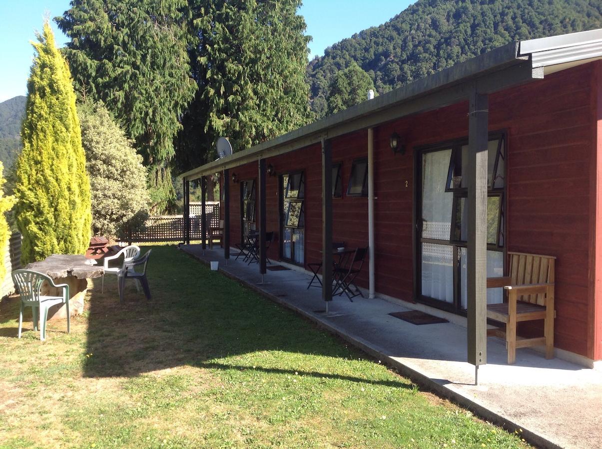Owen River Tavern&Motels Buitenkant foto