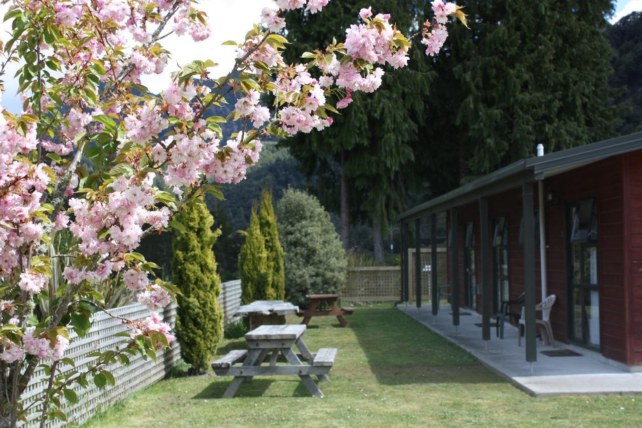 Owen River Tavern&Motels Buitenkant foto