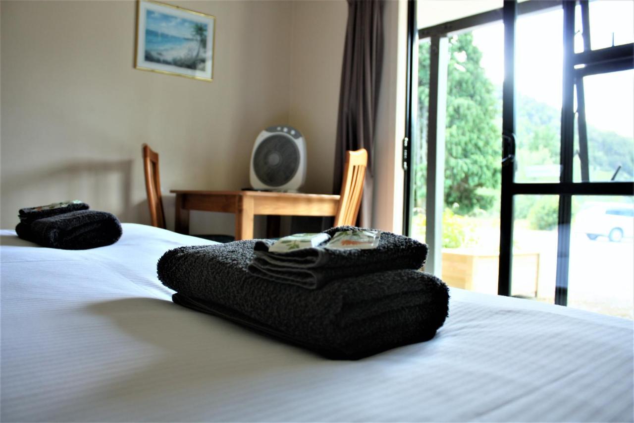 Owen River Tavern&Motels Buitenkant foto