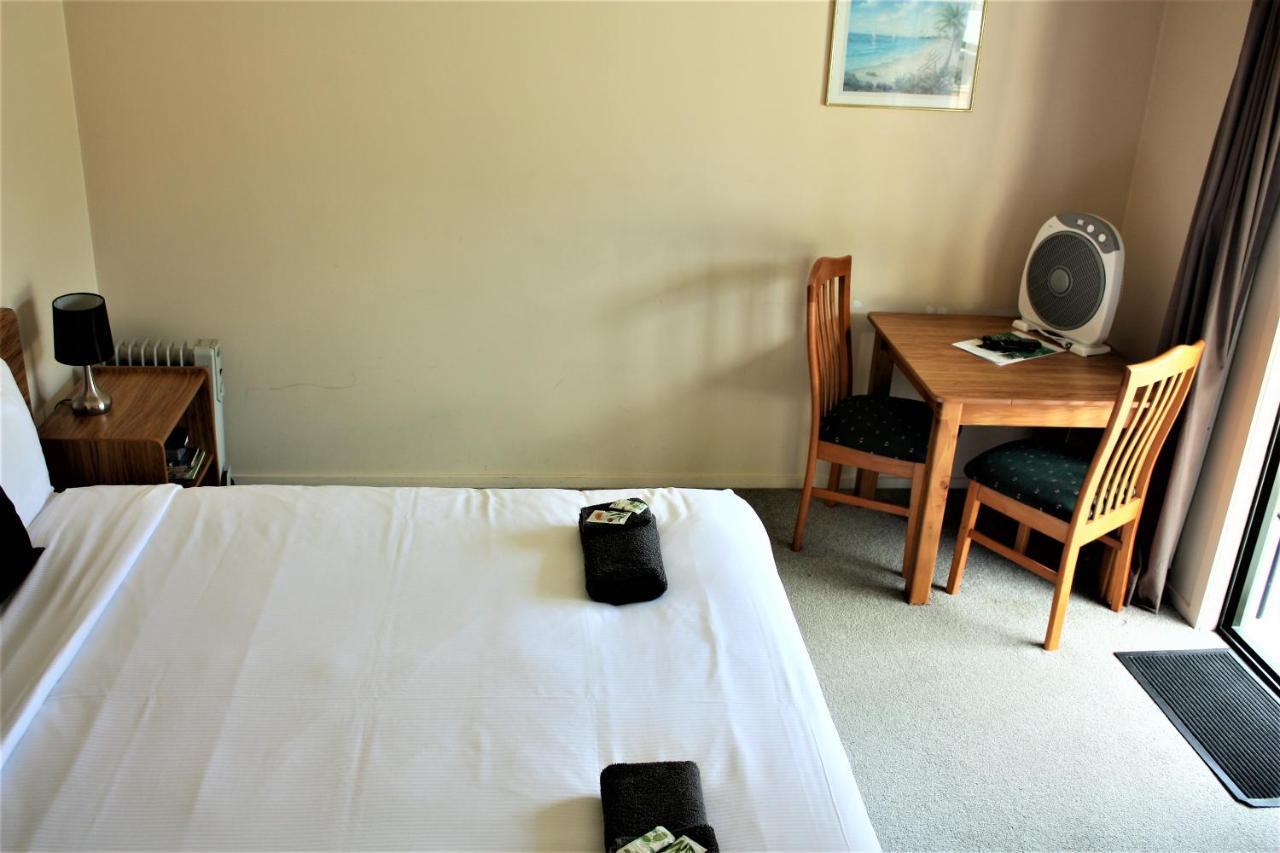 Owen River Tavern&Motels Buitenkant foto